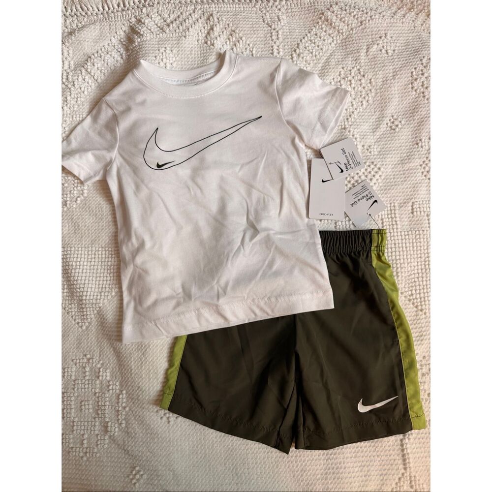 Nike Boys 4T NWT 2-Piece Dri-FIT Set green